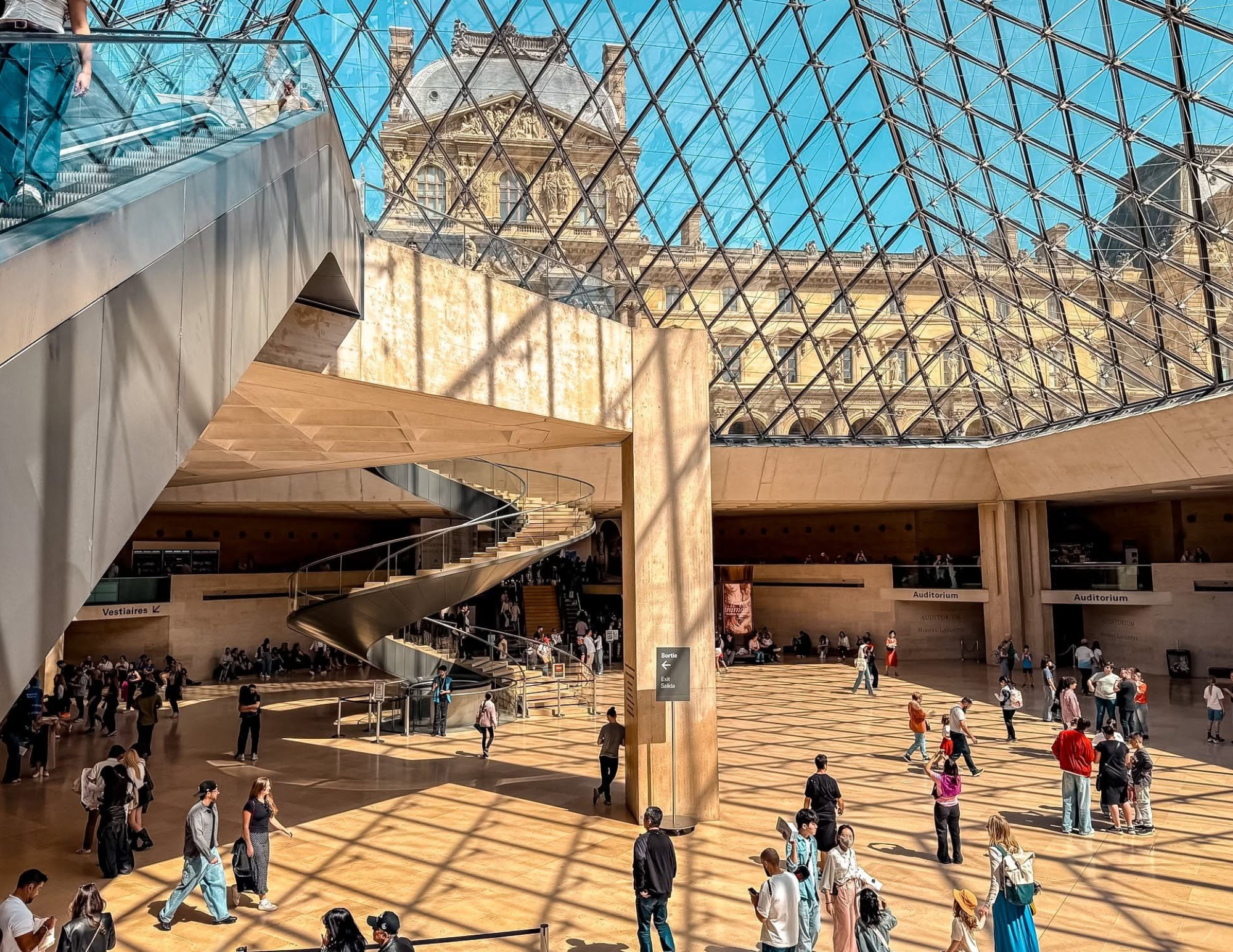 Paris Travel Guide (16).png